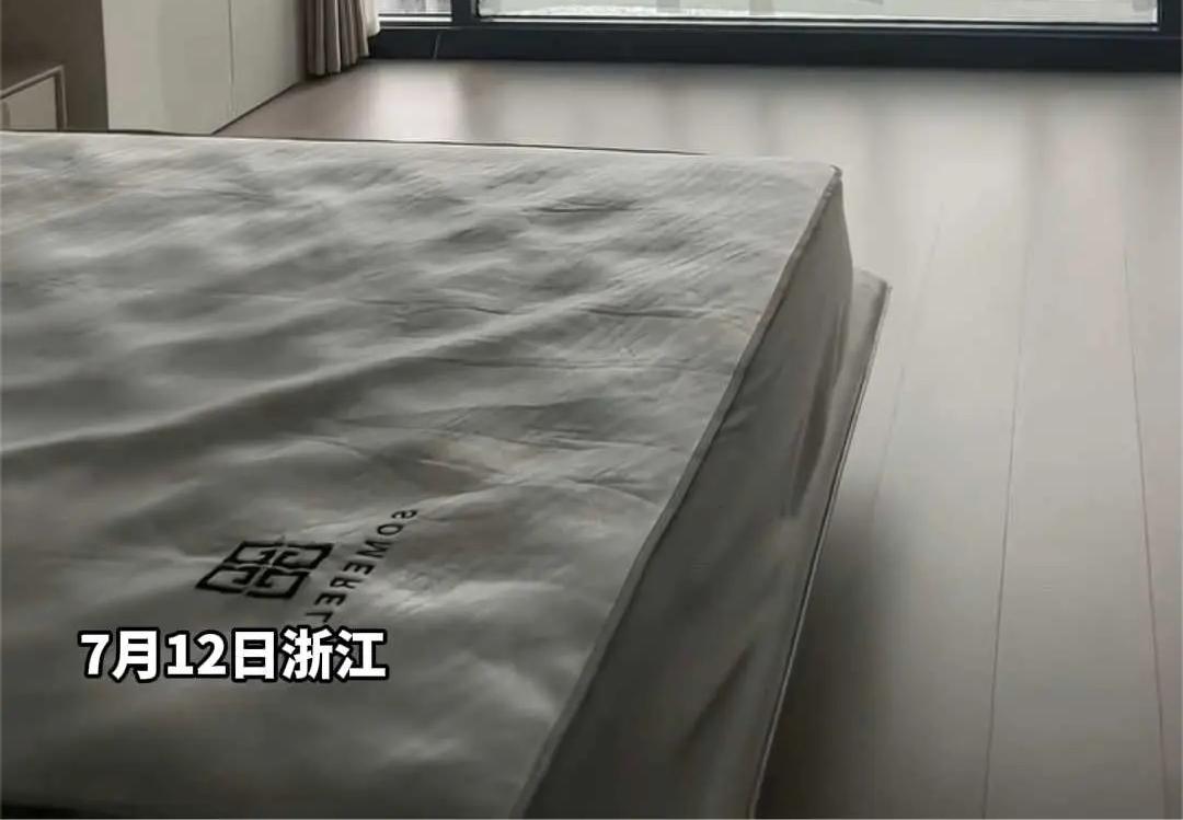 女子在爆裂玻璃上贴米字扛过台风