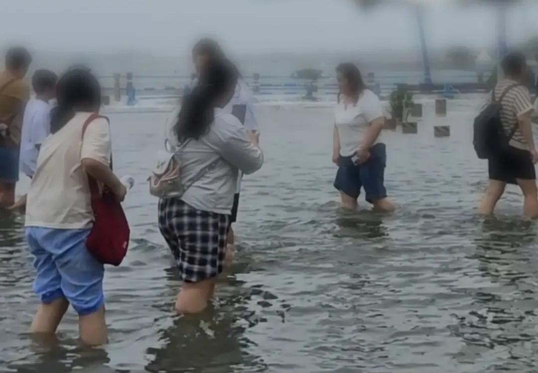 青岛沿海掀巨浪 海水涌上岸淹没道路
